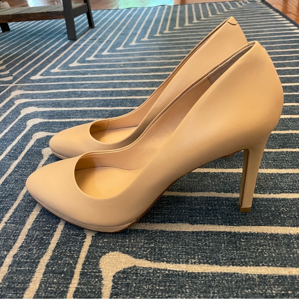 Nude Banana Republic pumps. Worn only once. Super comfortable.